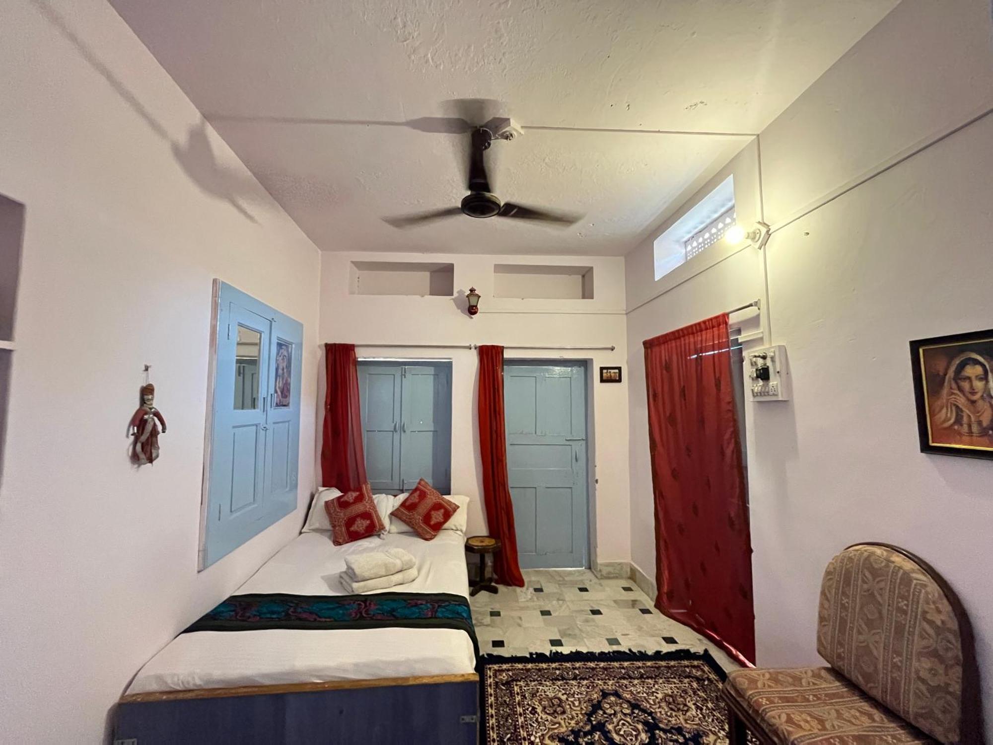 Hostel Marigold Home Stay Jaisalmer Oda fotoğraf